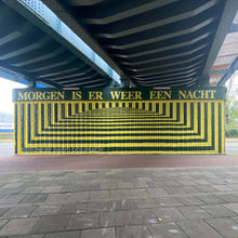 Afbeelding in Gallery-weergave laden, PIP &#39;MORGEN IS ER WEER EEN NACHT&#39; CREWNECK
